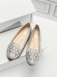 Mini mi 女童圆头水晶装饰花朵镂空亮片银色乐福平底鞋——优雅闪亮，是特殊场合的完美之选 - 銀色 - 查看 8
