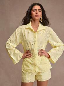 白色刺绣衬衫短裤套装：宽松版型，短款下摆，适合休闲夏日或海滩穿着，采用无弹力梭织刺绣涤纶面料，正面纽扣开合，飘逸袖子设计。 - 白色 - 查看 3