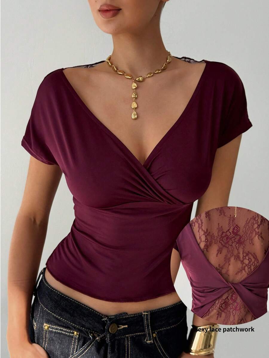 Aloruh Áo thun nữ màu đỏ tía với chi tiết ren xuyên thấu gợi cảm ở lưng. Áo thun ngắn tay cổ chữ V gợi cảm viền ren màu đỏ tía, thích hợp cho mùa hè và các dịp lễ hội dành cho nữ.