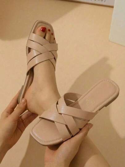 Sandalia plana con tiras entrelazadas de moda para mujer. Sandalias planas, ideales para cualquier ocasión. Su diseño minimalista y moderno las convierte en el complemento perfecto para tus outfits de primavera y verano, ya sea para un paseo casual, ir de compras, relajarte en casa o lucir cómoda pero chic en la oficina.