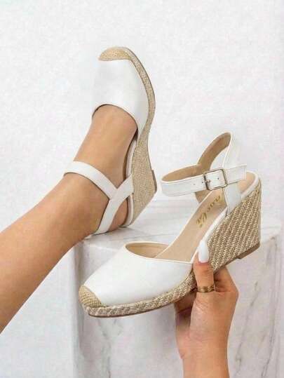 Alpargata tipo cuña con pulsera y acabado trenzado (disponible en beige y blanco)