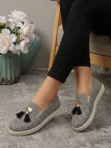 Mocasín textil con borlas y detalle metálico dorado - Negro - Ver 5