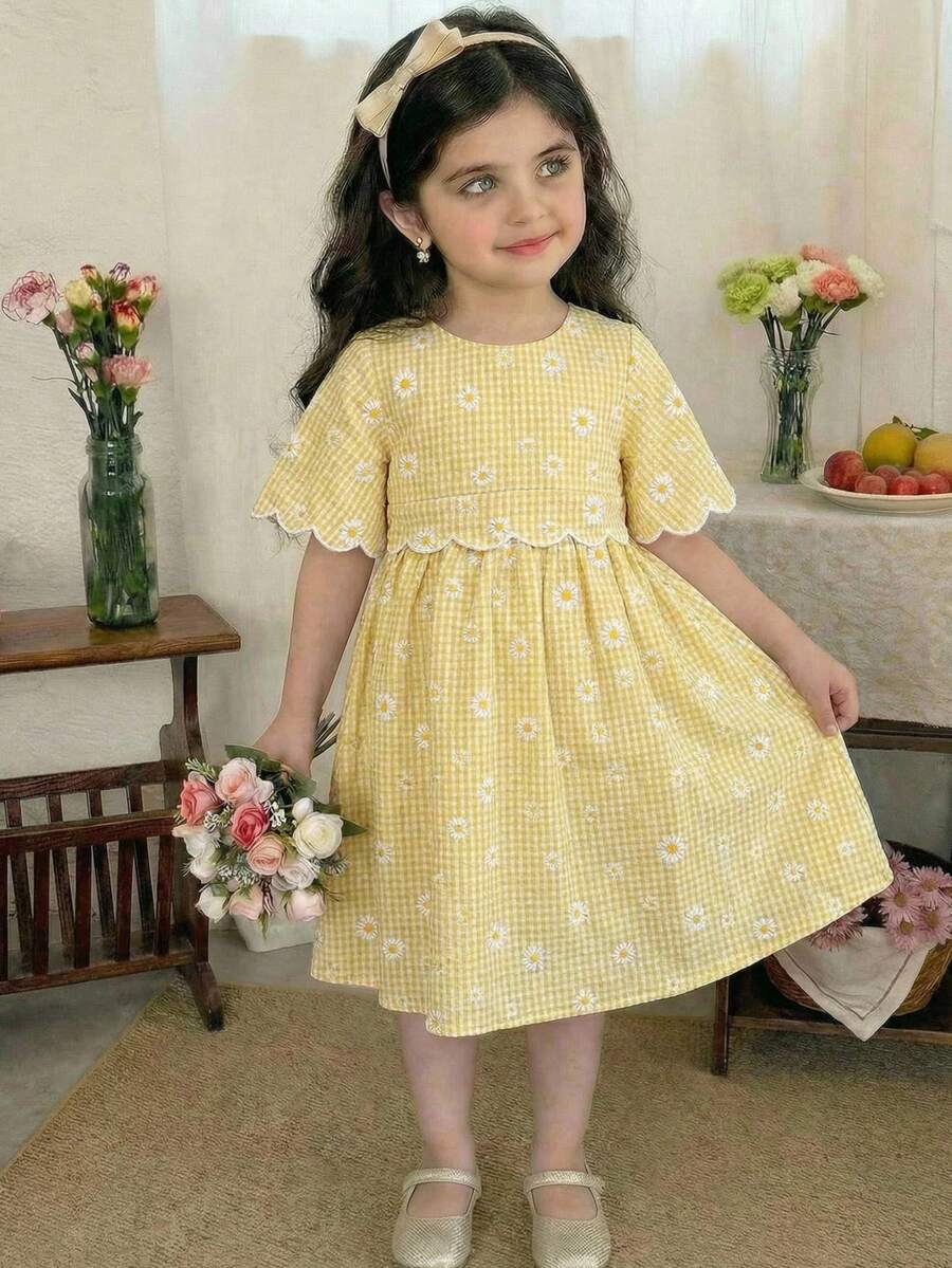 SHEIN LMoss Kids 年轻女孩休闲度假花卉图案雏菊刺绣花瓣饰边喇叭袖褶皱摆形梭织纯色连衣裙 - 黃色 - 查看 1