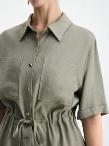 Aalyst 女士纯色亚麻质感衬衫，立领，金属纽扣门襟，工装口袋，抽绳腰带，领结，A字版型，宽肩，短袖，翻边袖口，宽松版型，军绿色工装衬衫，优雅复古法式办公/通勤商务休闲百搭款，舒适的亚麻面料，春夏新款 - 軍綠色 - 查看 5