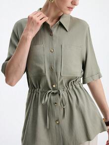 Aalyst 女士纯色亚麻质感衬衫，立领，金属纽扣门襟，工装口袋，抽绳腰带，领结，A字版型，宽肩，短袖，翻边袖口，宽松版型，军绿色工装衬衫，优雅复古法式办公/通勤商务休闲百搭款，舒适的亚麻面料，春夏新款 - 軍綠色 - 查看 4