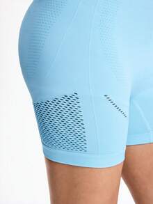 SHEIN Sovereign Charm Pantalones cortos de ciclista de cintura alta sin costuras de color azul claro para mujer, pantalones cortos deportivos elásticos con detalles de malla transpirable, ropa deportiva ajustada para yoga y gimnasio, pantalones cortos de gimnasio con control del abdomen, pantalones cortos sin costuras para mujer, pantalones cortos de gimnasio de cintura alta para mujer - Azul - Ver 2