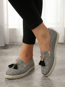 Mocasín textil con borlas y detalle metálico dorado - Negro - Ver 4