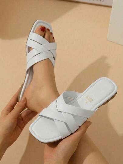 Sandalia plana con tiras entrelazadas de moda para mujer. Sandalias planas, ideales para cualquier ocasión. Su diseño minimalista y moderno las convierte en el complemento perfecto para tus outfits de primavera y verano, ya sea para un paseo casual, ir de compras, relajarte en casa o lucir cómoda pero chic en la oficina.