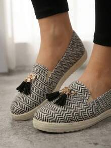 Mocasín textil con borlas y detalle metálico dorado - Negro - Ver 3