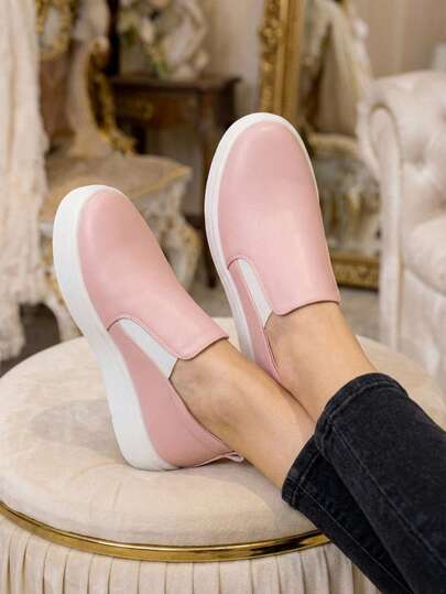 Sneakers Tenis Sueco Clásicos Mujer Lila  Lombardo de moda tipo slip-on, diseñados para quienes valoran la practicidad y el estilo sin esfuerzo. Ideales para la vida dinámica de la ciudad, estos zapatos fusionan un diseño contemporáneo con materiales de alta calidad, permitiéndote lucir impecable mientras disfrutas de una comodidad excepcional durante todo el día.