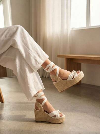 Plataforma, cintas, nudos, alta. Estos zapatos son ideales para eventos al aire libre, reuniones sociales, cenas informales y paseos urbanos, donde se busca comodidad sin perder el toque elegante.