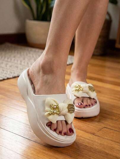 Sandalias de plataforma negras con lazo de lentejuelas rosas para mujer, modernas zapatillas de verano con punta abierta. Pantuflas slip on de plataforma negras con lazo rosa brillante para mujer, elegantes sandalias casuales de verano con detalles decorativos. Calzado cómodo.