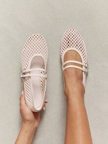 Solezae Bailarinas cómodas de mujer con punta redonda y suela de goma con diseño de red de pesca - Beis - Ver 3