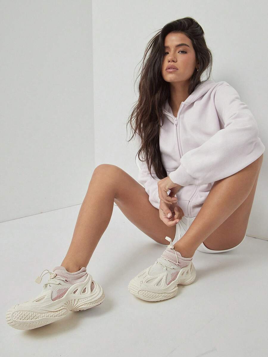 Solezae Zapatillas de mujer con ajuste de calcetín en color crema y rosa - Suela con sensación 3D audaz, comodidad transpirable y estilo impulsado por el Día de San Valentín - Beis - Ver 1