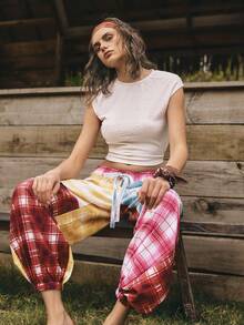 SHEIN Unity Pantalon de sport décontracté à cordon de serrage avec imprimé numérique à carreaux pour femmes, automne. Pantalons à carreaux pour femmes, pantalons patchwork bohèmes. Sandales plates simples à enfiler en marron pour femmes, parfaites pour le port décontracté d'été, légères et confortables pour la plage. Sandales plates d'été confortables pour femmes avec design de tong classique en marron, idéales pour le port quotidien et les sorties à la plage. - Rouge foncé - Voir 3