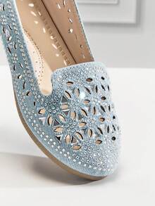 Mini mi 女童圆头全镶钻花朵镂空蓝色乐福平底鞋——优雅闪亮，是特殊场合的完美之选 - 淺藍色 - 查看 2
