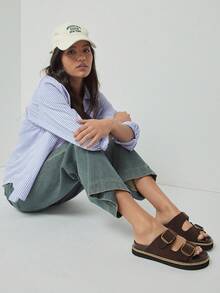 SHUZIA Sandalias planas de mujer con correa doble hebillada y diseño minimalista cómodo - Marrón Chocolate - Ver 4