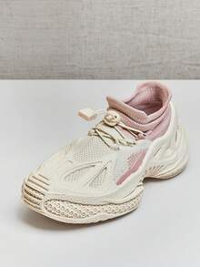 Solezae Zapatillas de mujer con ajuste de calcetín en color crema y rosa - Suela con sensación 3D audaz, comodidad transpirable y estilo impulsado por el Día de San Valentín - Beis - Ver 7
