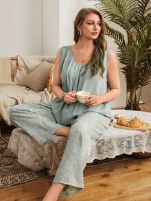 SHEIN Plus Size Casual Sleeveless Round Neck Pleated Solid Color Top + Ditsy Floral Pants Pajama Set - Green - View 4