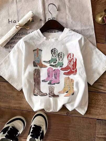Playera con diseño de botas vaqueras de colores, diseño estampado, moderno, colorido, cuello redondo, manga corta, ideal uso diario, playera holgada, a la moda, ideal para tí.