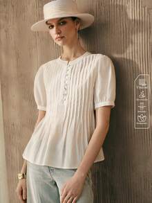 Aveloria Modichic 女士圆领条纹泡泡袖衬衫，适合日常休闲穿着。女士粘胶纤维梭织纯色短袖圆领休闲百褶衬衫，版型挺括，适合春夏、度假、通勤和日常穿着，娃娃衫款式，可爱夏季衬衫，外出上衣。 - 白色 - 查看 4