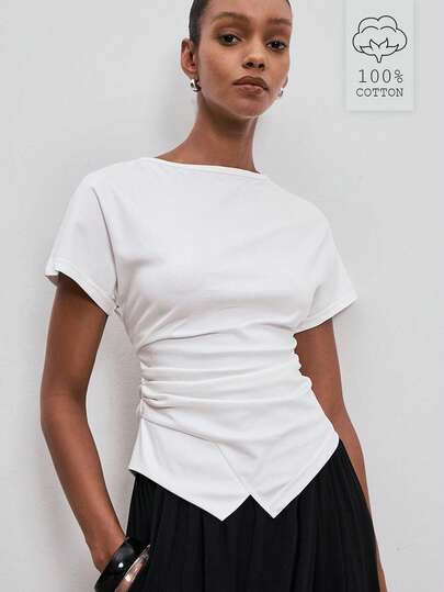 ATUI Studio Camiseta blanca con pliegues en la cintura de diseño único para mujer, top de manga corta ajustado con bajo asimétrico en punta, para verano