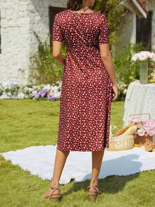 SHEIN Vestido de verano elegante con cuello en V, manga corta, corte evasé y decoración de botones con estampado floral - Burdeos - Ver 2