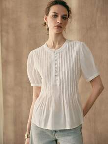 Aveloria Modichic 女士圆领条纹泡泡袖衬衫，适合日常休闲穿着。女士粘胶纤维梭织纯色短袖圆领休闲百褶衬衫，版型挺括，适合春夏、度假、通勤和日常穿着，娃娃衫款式，可爱夏季衬衫，外出上衣。 - 白色 - 查看 7