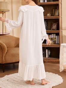 SHEIN Áo ngủ dài màu trắng dành cho nữ, có viền ren xếp nếp, cổ chữ V và thêu hoa theo phong cách cung đình. - trắng - Xem 2
