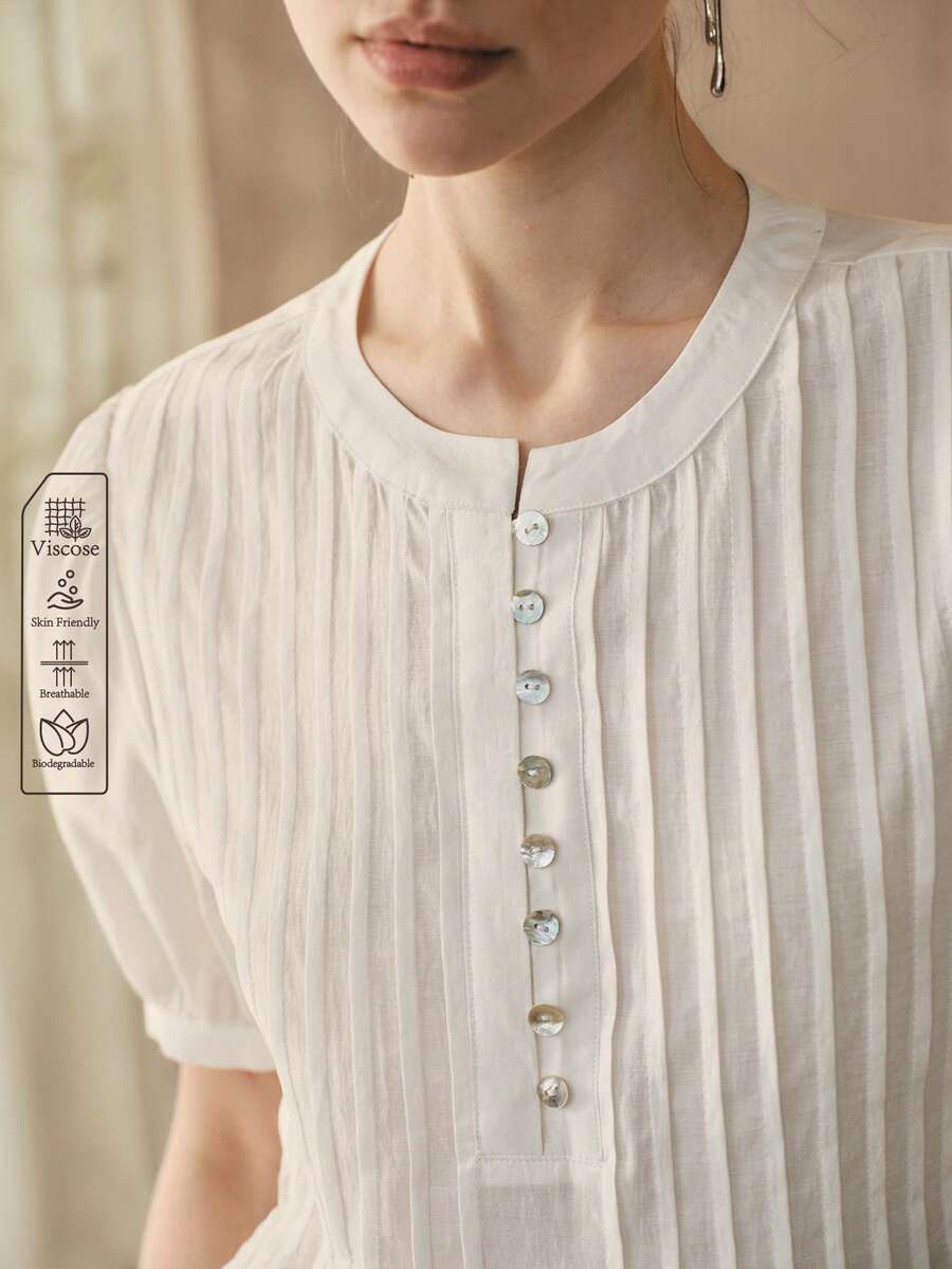 Aveloria Modichic 女士圆领条纹泡泡袖衬衫，适合日常休闲穿着。女士粘胶纤维梭织纯色短袖圆领休闲百褶衬衫，版型挺括，适合春夏、度假、通勤和日常穿着，娃娃衫款式，可爱夏季衬衫，外出上衣。 - 白色 - 查看 1