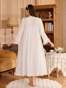 SHEIN 女士白色蕾丝刺绣宫廷风长袖睡袍睡衣两件套 - 白色 - 查看 2