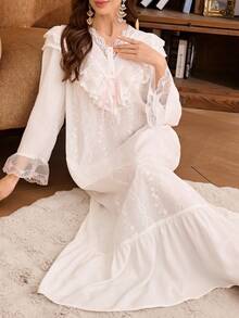 SHEIN Áo ngủ dài màu trắng dành cho nữ, có viền ren xếp nếp, cổ chữ V và thêu hoa theo phong cách cung đình. - trắng - Xem 6