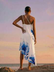 CAJUNI Vestido Longo Branco com Alças, Assimétrico, Fluido com Babados e Estampa Grande de Aquarela Floral. - Azul e Branco - Visão 2