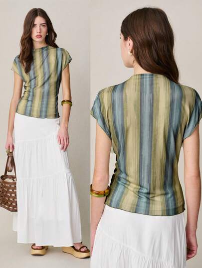 Nöista 这款优雅修身的无袖上衣采用竖条纹设计，搭配自然垂坠的“蝙蝠袖”和落肩款式。中性色调的条纹完美融合，使其成为春夏舒适百搭又时尚的单品。