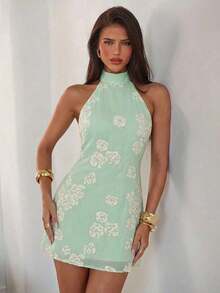 Aloruh Vestido corto de verano con escote halter, espalda descubierta y bordado floral elegante y sexy para mujer - Blanco - Ver 2