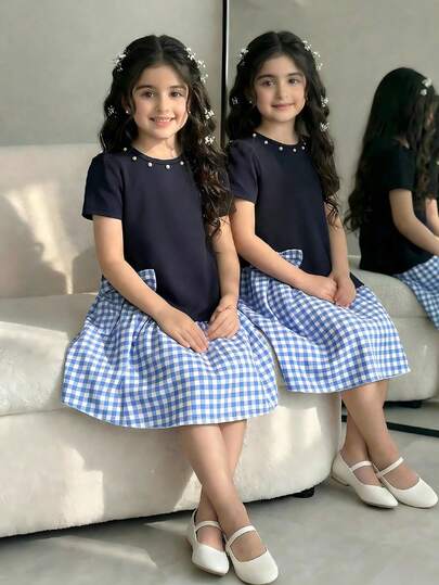 Vestido de punto minimalista azul casual para niñas, parte superior azul marino sólida con estampado digital a cuadros azul y blanco, decoración de lazo, vestido de manga corta y cuello redondo, adecuado para niñas, elegante y lindo estilo coreano minimalista para uso diario casual, apropiado para la escuela, salidas, vacaciones, conjunto de faldas de verano para niñas con vestido de cuadros, vestidos escolares azules para niñas, vestido junior azul, faldas a cuadros de verano para niñas con lazo