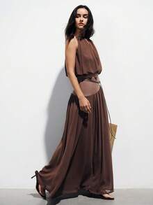 Aveloria Modichic 优雅高端轻盈露背褶皱设计性感雪纺无袖上衣搭配不对称混纺长裙两件套，适合派对穿着 - 咖啡棕 - 查看 6