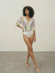 CAJUNI 女士印花V领无袖露背系带连体衣，时尚度假之选 - 米色 - 查看 6