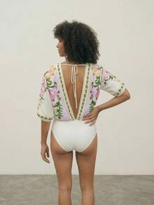 CAJUNI 女士印花V领无袖露背系带连体衣，时尚度假之选 - 米色 - 查看 2