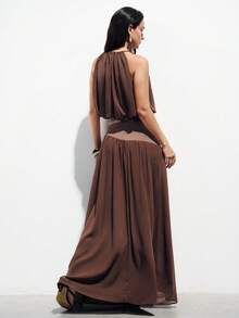 Aveloria Modichic 优雅高端轻盈露背褶皱设计性感雪纺无袖上衣搭配不对称混纺长裙两件套，适合派对穿着 - 咖啡棕 - 查看 3