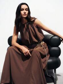 Aveloria Modichic 优雅高端轻盈露背褶皱设计性感雪纺无袖上衣搭配不对称混纺长裙两件套，适合派对穿着 - 咖啡棕 - 查看 7