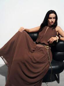 Aveloria Modichic 优雅高端轻盈露背褶皱设计性感雪纺无袖上衣搭配不对称混纺长裙两件套，适合派对穿着 - 咖啡棕 - 查看 2