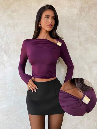 Aloruh 女士纯色不对称领长袖金属装饰短款修身时尚T恤，适合秋季穿着，适合所有秋季、返校季、返校节等场合。深紫色紧身T恤，不对称领口和金属装饰，秋冬季百搭内搭，优雅浪漫，女神范儿十足，适合约会、夏季穿着。