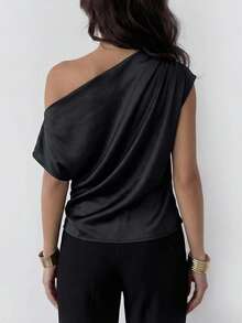 Firerie 女士新款不对称领口褶皱缎面肩部衬衫，蕾丝饰边领口，优雅黑色缎面上衣，采用不对称肩部领口和蕾丝饰边设计。这款短袖不对称下摆T恤版型修身显瘦，是工作和休闲场合的时尚百搭之选。夏季，缎面斜肩衬衫，日常通勤女式衬衫，春夏，优雅，通勤，约会，工作，度假，教师节 - 黑色 - 查看 8