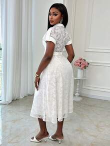 Xyvia 女士优雅翻领落肩A字连衣裙，配腰带，花卉镂空面料，时尚白色中长连衣裙，适合约会、派对、休闲、工作场合穿着。 - 白色 - 查看 2