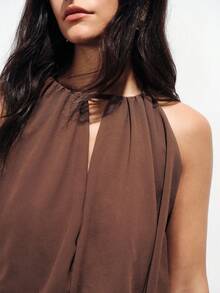 Aveloria Modichic 优雅高端轻盈露背褶皱设计性感雪纺无袖上衣搭配不对称混纺长裙两件套，适合派对穿着 - 咖啡棕 - 查看 5