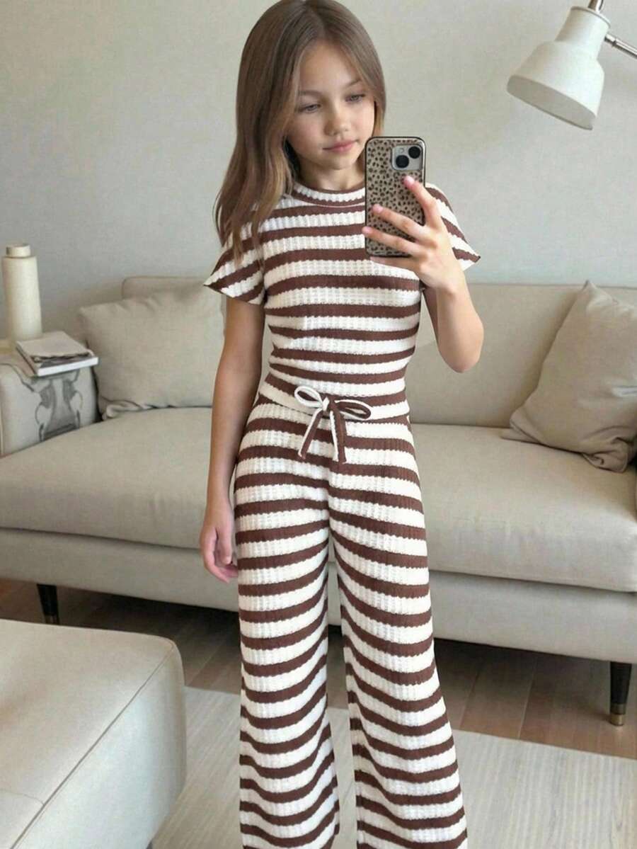 SHEIN 少女休闲度假优雅条纹提花针织修身褶皱短袖上衣和配套长裤套装 条纹套装 条纹两件套 条纹长裤 条纹上衣 少女套装 少女夏季服装 少女裤装 春夏条纹短袖套装 - 棕色 - 查看 1