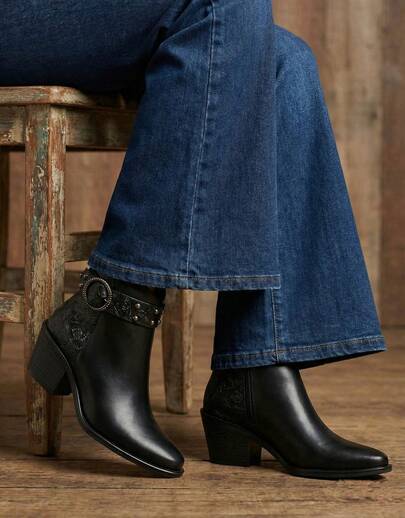 Calzado western, moda vaquera de mujer cowgirl fashion sexy fashion botines al tobillo tacon corto grueso, moda temporal primavera verano, corte clasico, básico, atemporal. Ideal para uso cotidiano, diario, acojinados or dentro, cremallera cierre lateral. Calidad lujo moda. Willows Women shoes fashion style new brand luxury