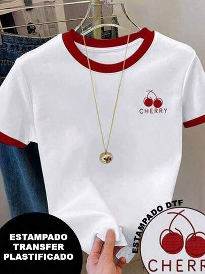 Playera patchwork, bicolor con cuellos y mangas color rojo, con diseño de cerezas y texto "Cherry", estilo de bordado pero es estampado transfer plastificado. Diseño colorido, llamativo y moderno, cuello redondo, manga corta, ideal para uso diario. Playera holgada, a la moda.