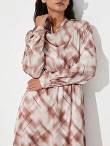 Aveloria Modichic 新款欧美风优雅时尚长裙，垂褶领口格纹腰身不对称超长袖连衣裙 - 彩色 - 查看 5